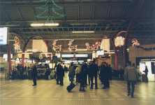 501202 Gezicht in de stationshal van het N.S.-station Utrecht C.S. te Utrecht met kerstversieringen.